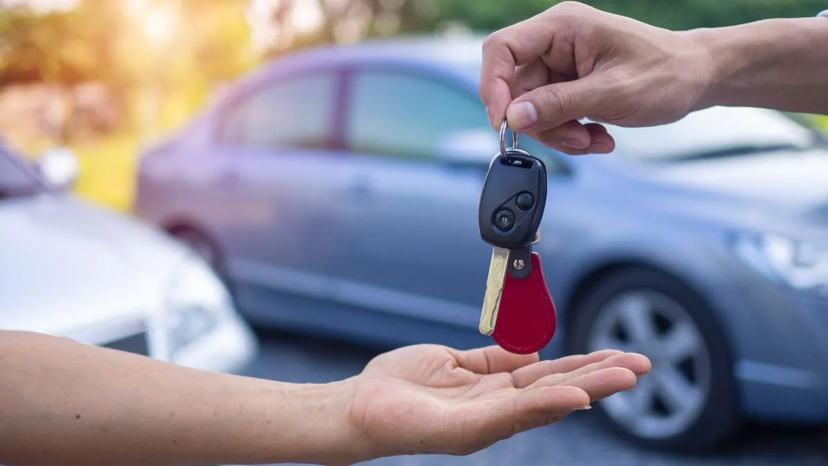 What are possible red flags or signs of a scam when buying a car?