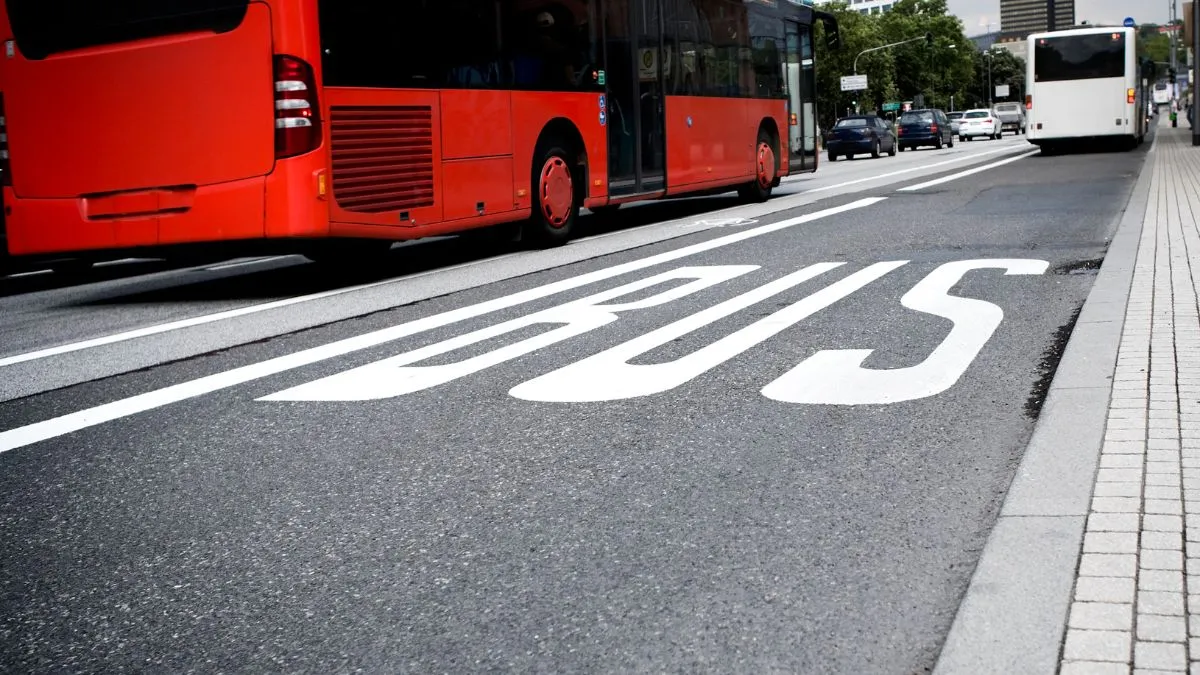 Can you use the bus lane to overtake the vehicle signalling to turn right in Australia